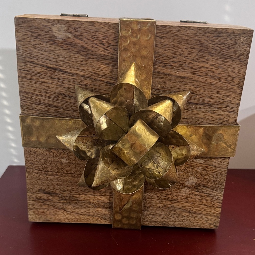 Vintage Wood decorative box with a hammered brass ribbon and bow - Picture 12 of 14